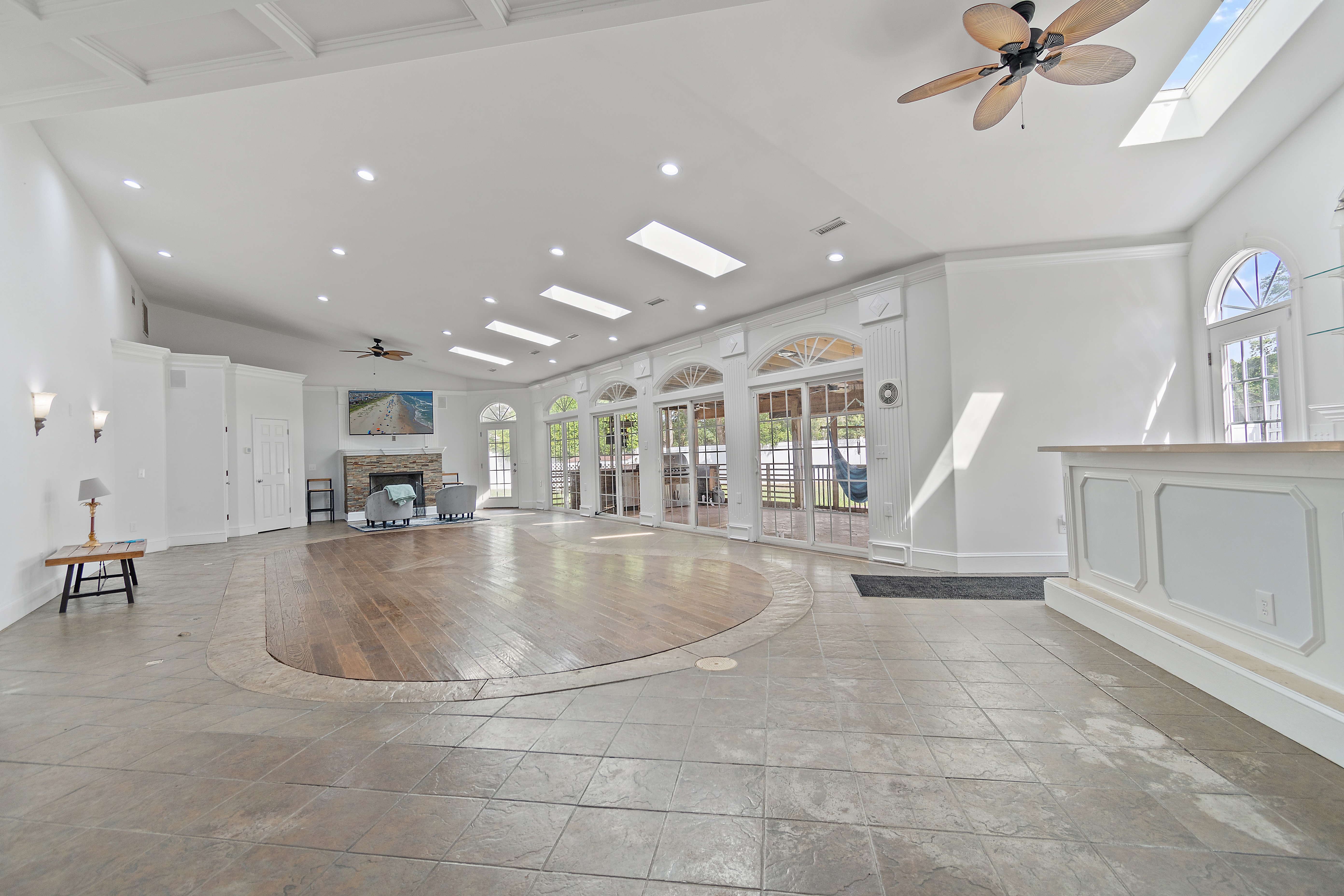 100532548 | Photo 11